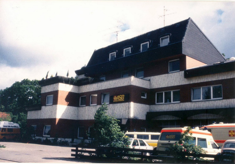 Geschichte des ASB-Kreisverbands Außenansicht der neuen Geschäftsstelle des Kreisverbandes Hannover-Land in Barsinghausen um 1979.