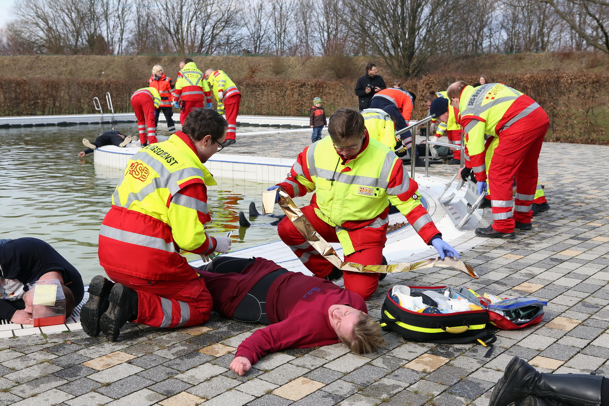 Schnell-Einsatz-Gruppe Mitglieder der Schnell-Einsatz-Gruppe kümmern sich an einem Badesee um Verletzte