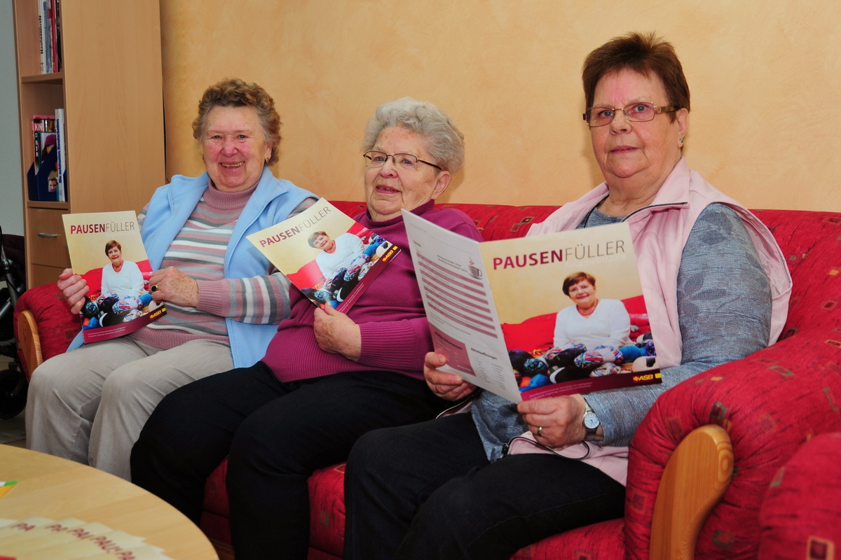 Ingrid Schrader (von Links), Brigitte Bartsch und Elsbeth Sanny lesen den Pausenfüller mit Begeisterung 