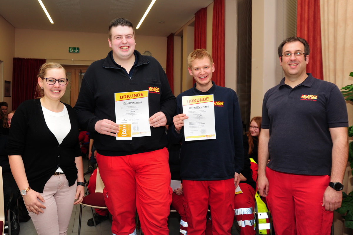 Julia Mehlau (links) und Dirk Meinberg (rechts) ehren Pascal Grahneis (2ter v.li.) und Justin Waltersdorf für ihr Engagement bei ASB