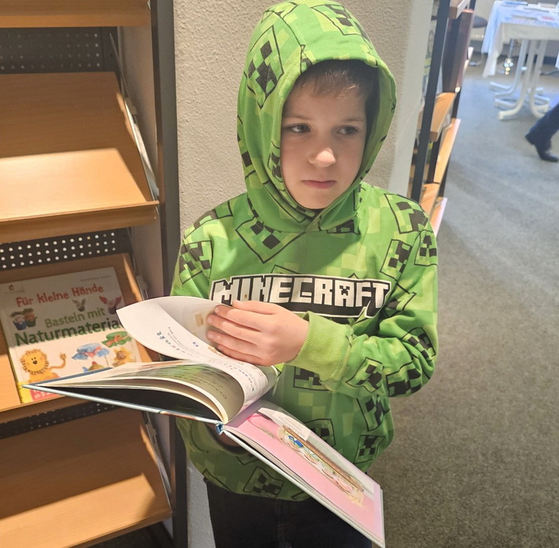 20251020 Besuch in Stadtbücherei 02.jpg