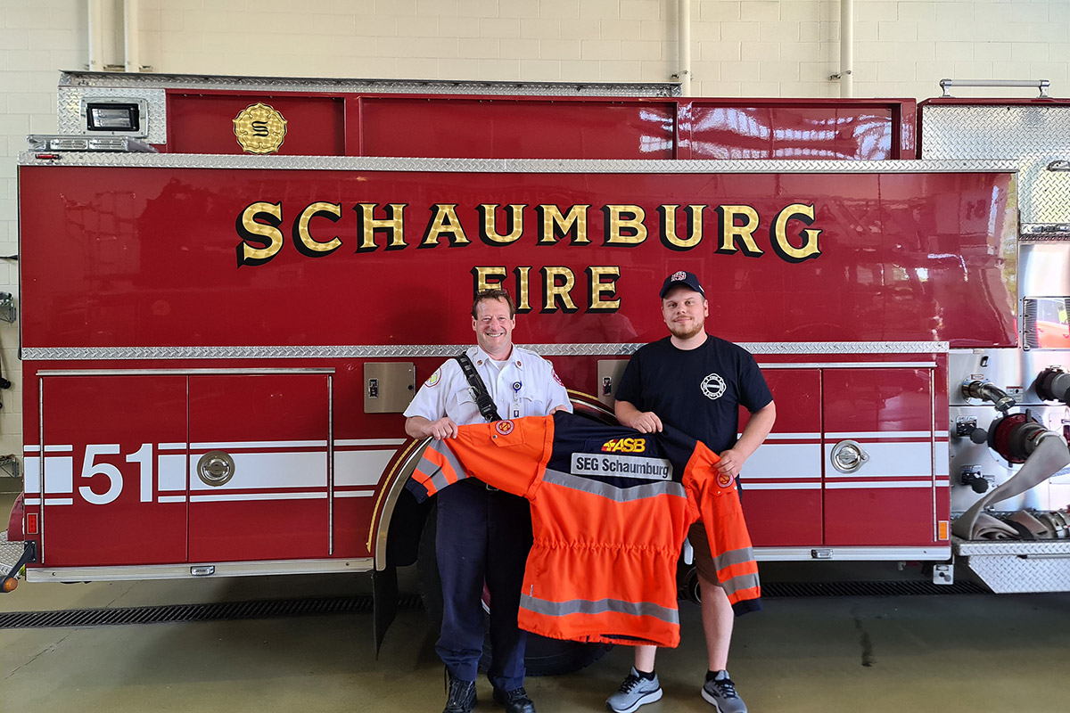 Schaumburg-Illinois.jpg Timo Kelichhaus (re.) übergibt Captain John Steele von Station 51 die ASB-Einsatzjacke der Schaumburger Samariter.