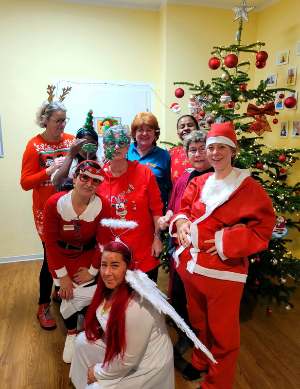 Eine Weihnachtsfeier mit viel Herzlichkeit und lustigen Geschenken für die Gäste