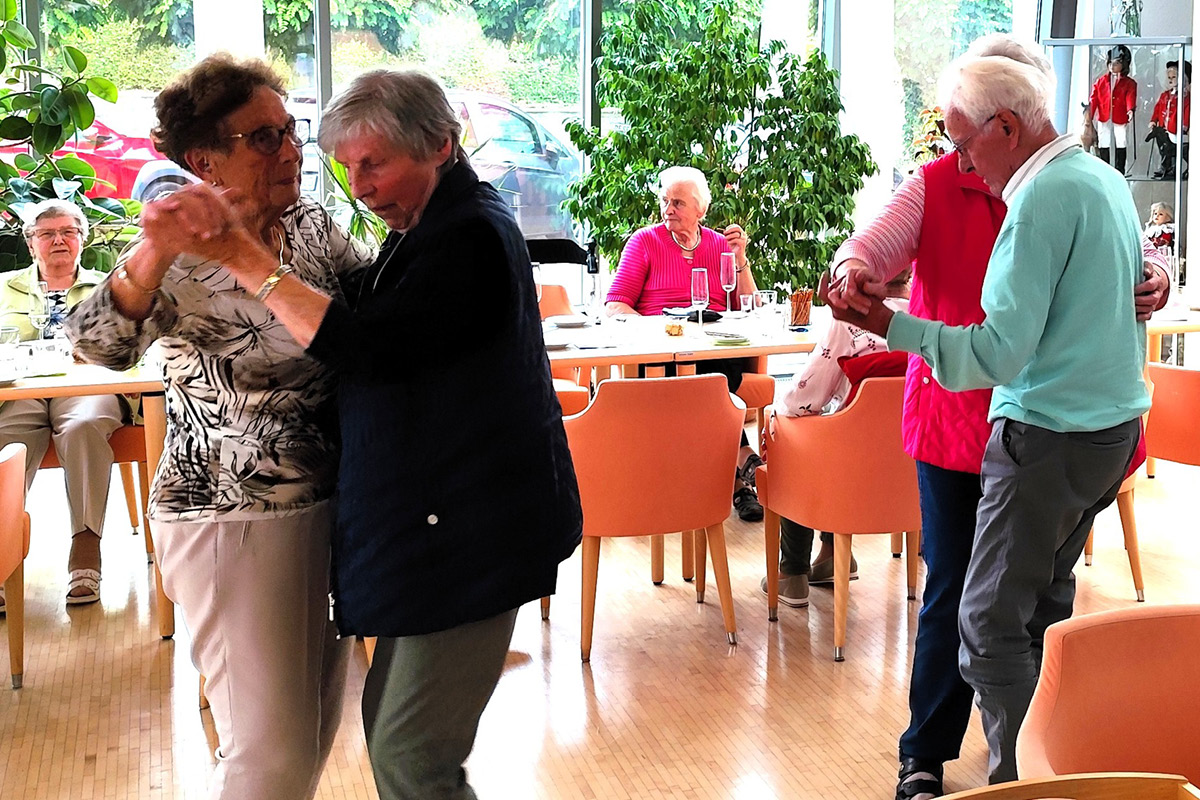 Bei der ersten Senioren-Disco singen und tanzen die Bewohner zur Schlagermusik