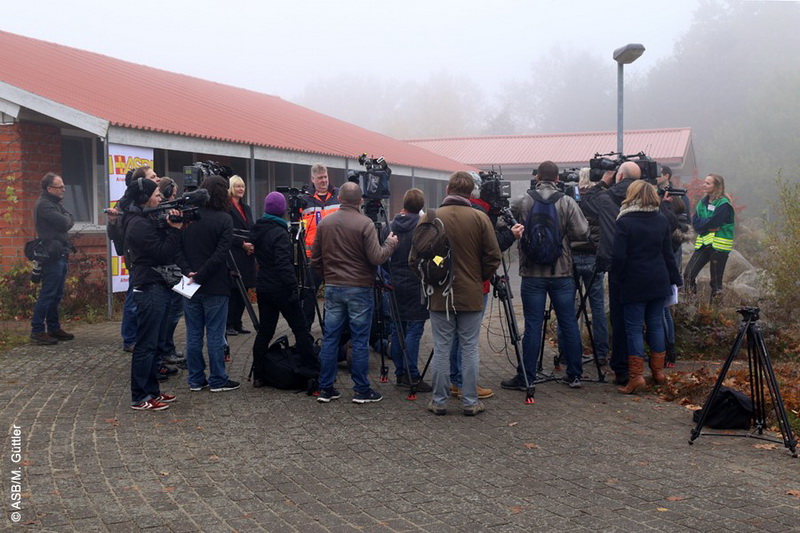 Geschichte des ASB-Kreisverbands Weltweit haben die Medien Interesse an einer Berichterstattung über die Notunterkunft in Sumte. Geduldig beantwortet Jens Meier,GF ASB Hannover-Land/Schaumburg,alle Fragen der Journalisten.