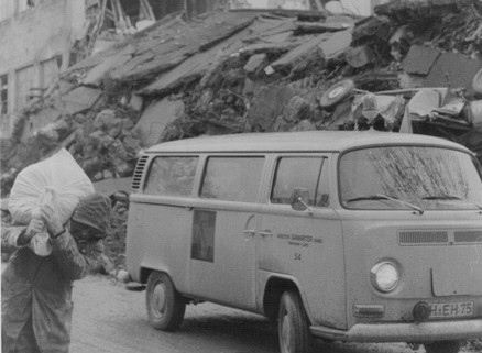 Geschichte des ASB-Kreisverbands 1980 müssen die ASB-Helfer zum Auslandshilfeeinsatz ins vom Erdbeben zerstörte Süditalien,parken ihren VW-Bus vor zerstörten Häusern.