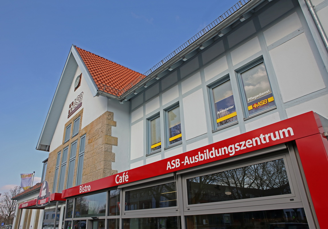 Außenansicht des ASB-Bahnhofs. An der Fassade steht: Bistro,Café,ASB-Ausbildungszentrum