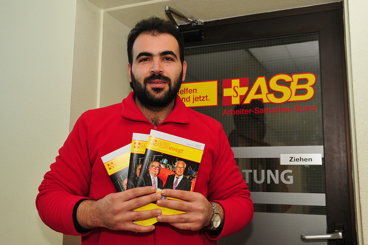 ASB-Azubi Anas Ghanem freut sich über die Berichte im neuen ASBewegt Magazin
