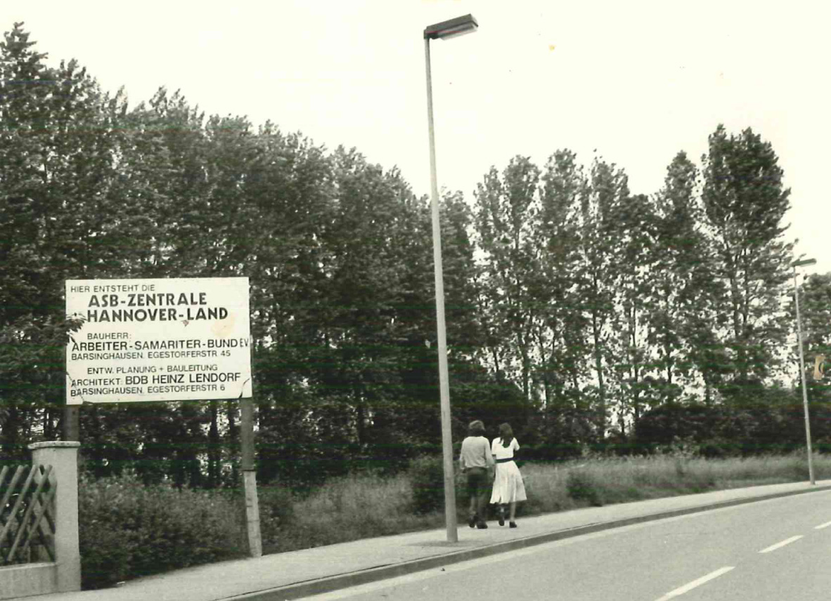 Geschichte des ASB-Kreisverbands Ein Schwarz-Weiß-Foto von 1968 zeigt ein Plakat,das auf den geplanten Bau der ASB-Zentrale in Barsinghausen hinweist