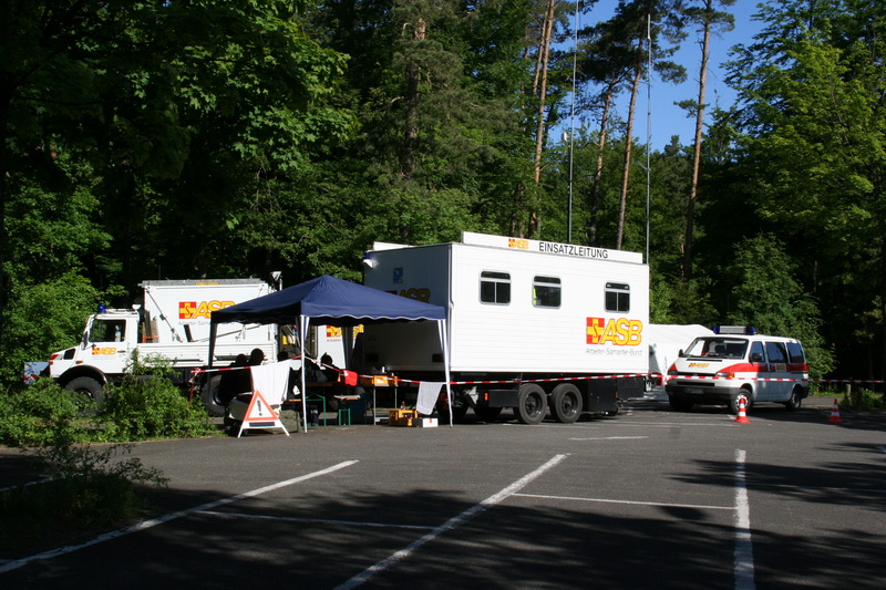 Hochwassereinsatz in Lüneburg: Im Einsatzleitcontainer besprechen sich Katastrophschützer verschiedener Organisationen.