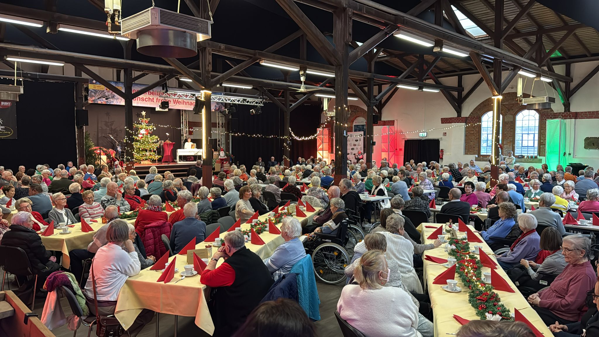Besucherrekord für ASB-Weihnachtsfeier: Mehr als 270 Senioren im geschmückten Zechensaal