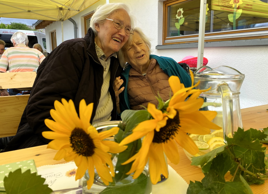 Sonnenblumen, Musik und gute Laune beim Sommerfest