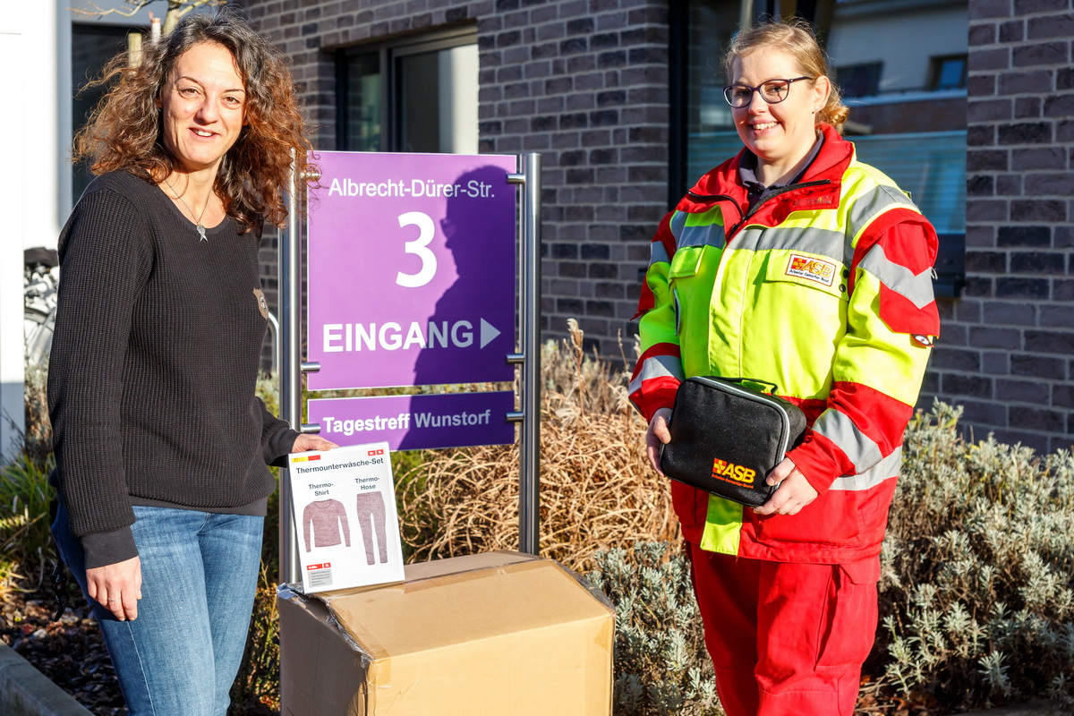 20191219 ASB-Kältehilfe Wunstorf 07.jpg Sabrina Koster vom Tagestreff in Wunstorf freut sich über die Unterstützung der Samariterin Julia Mehlau