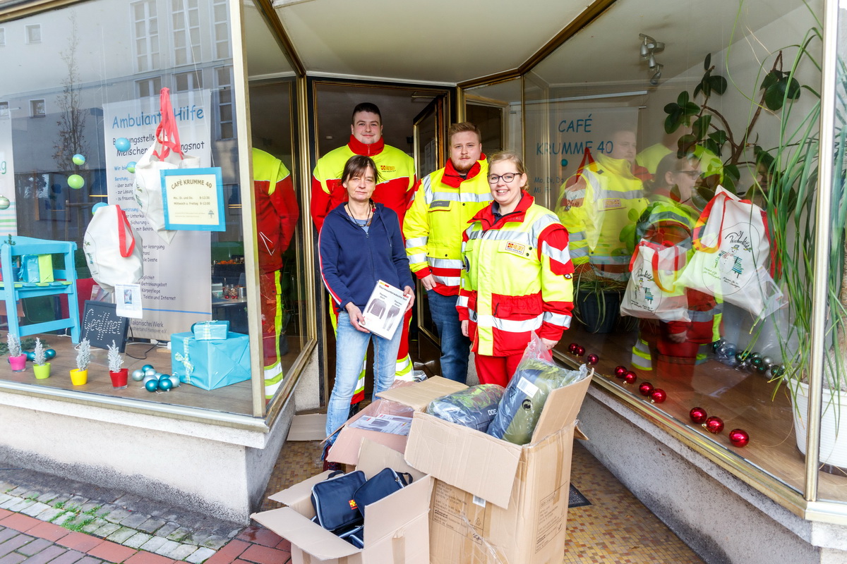20191219 ASB-Kältehilfe 06.jpg Frauke Harmening (links) von der Stadthäger Beratungsstelle für wohnungslose Frauen und Männer freut sich ebenfalls über die Zuwendung der Samariter