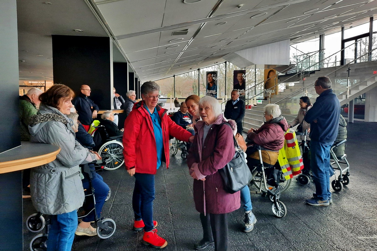 Gäste der ASB-Tagespflege Ronnenberg besuchen das NDR-Funkhaus am Maschsee