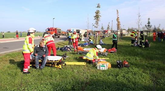 Auch die Bergung und Versorgung eines „Unfallopfers“ wird bei der Übung nachgestellt.