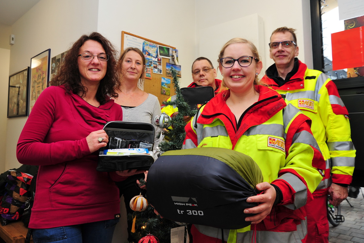 Jörg Thull (von rechts), Julia Mehlau, und Bernd Hamerla übergeben die Schlafsäcke und Hygienesets an Heike Gutsche und Sabrina Koster vom Tagestreff in Wunstorf