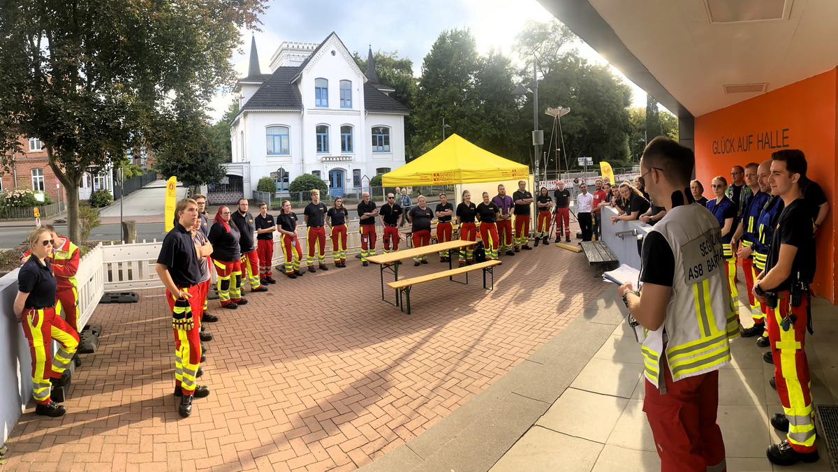 100 Ehrenamtliche machen die Mega-Party sicher