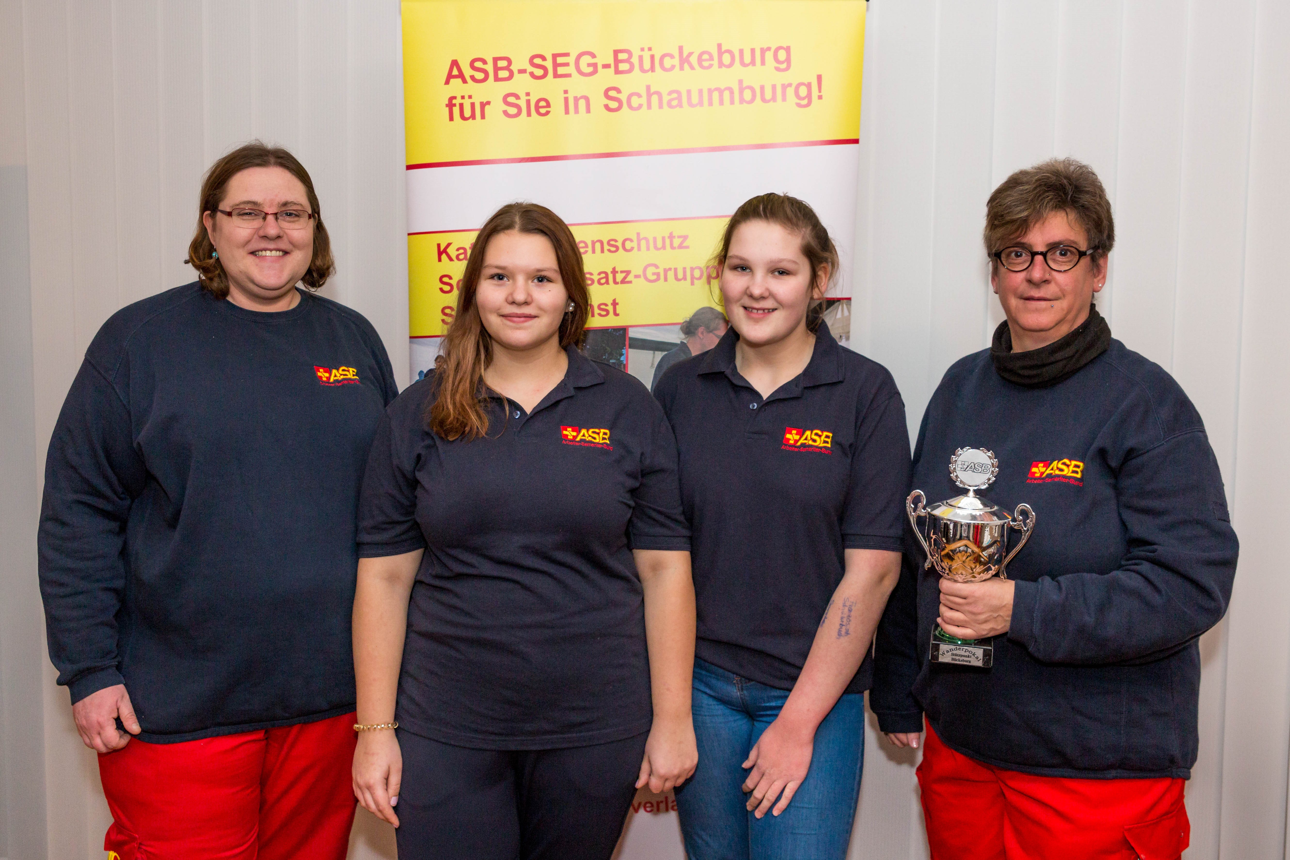 SEG in ganz Niedersachsen unterwegs ASB-Ausbilderin Nadine Brockhoff (links) überreicht den Stundenpokal an Marita Jöhring (rechts). Die Plätze zwei und drei erreichten Antonia Heine (Dritte von rechts) und Lena Charrabé.