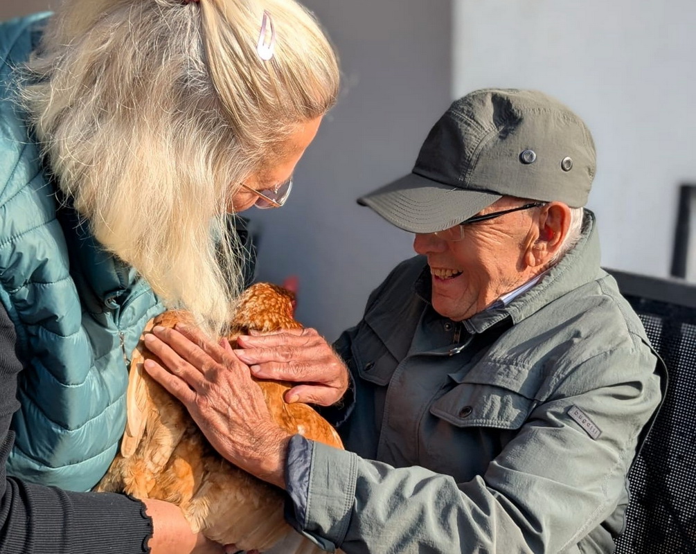Hühner-Besuch in der Tagespflege sorgt für viele glückliche Gesichter