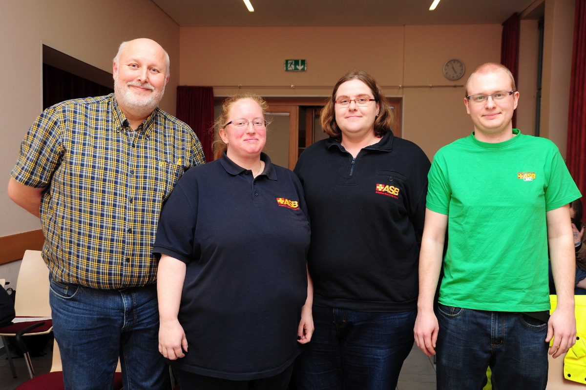 Mayk Viermann (Links) vom ASJ-Landesverband gratuliert dem ASJ-Vorstand des Kreisverbandes zur Wahl: (Von rechts) Dennis Zimpel, Nadine Brockhoff und Yvonne Weierhorst