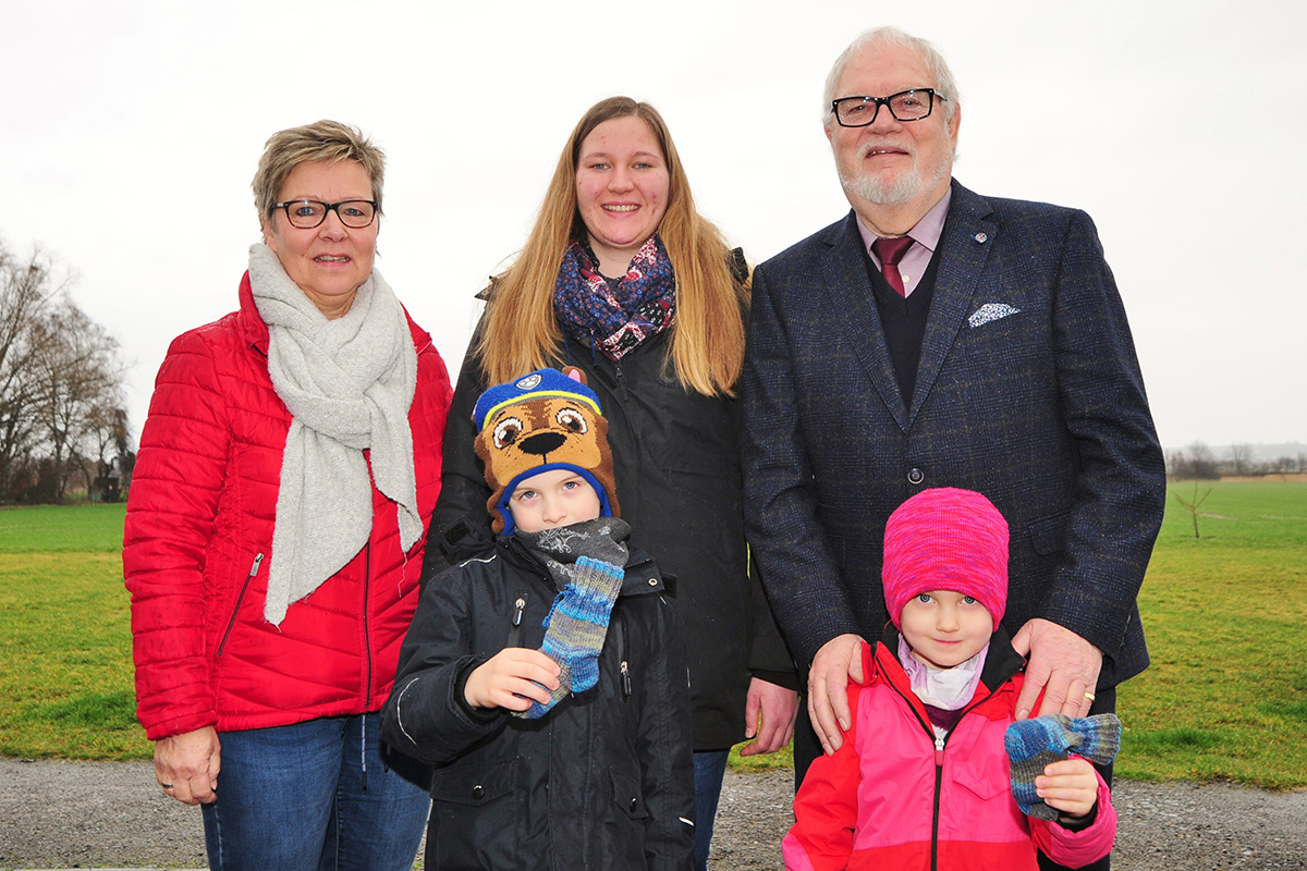 Petra Mehnert (li.) übergibt die Spende an Melanie Zitzmann (ASB-Kita), Werner Guder (ASB-Vorstand) und Ben (6) und Jana (5) von der ASB-Kita Baschelino