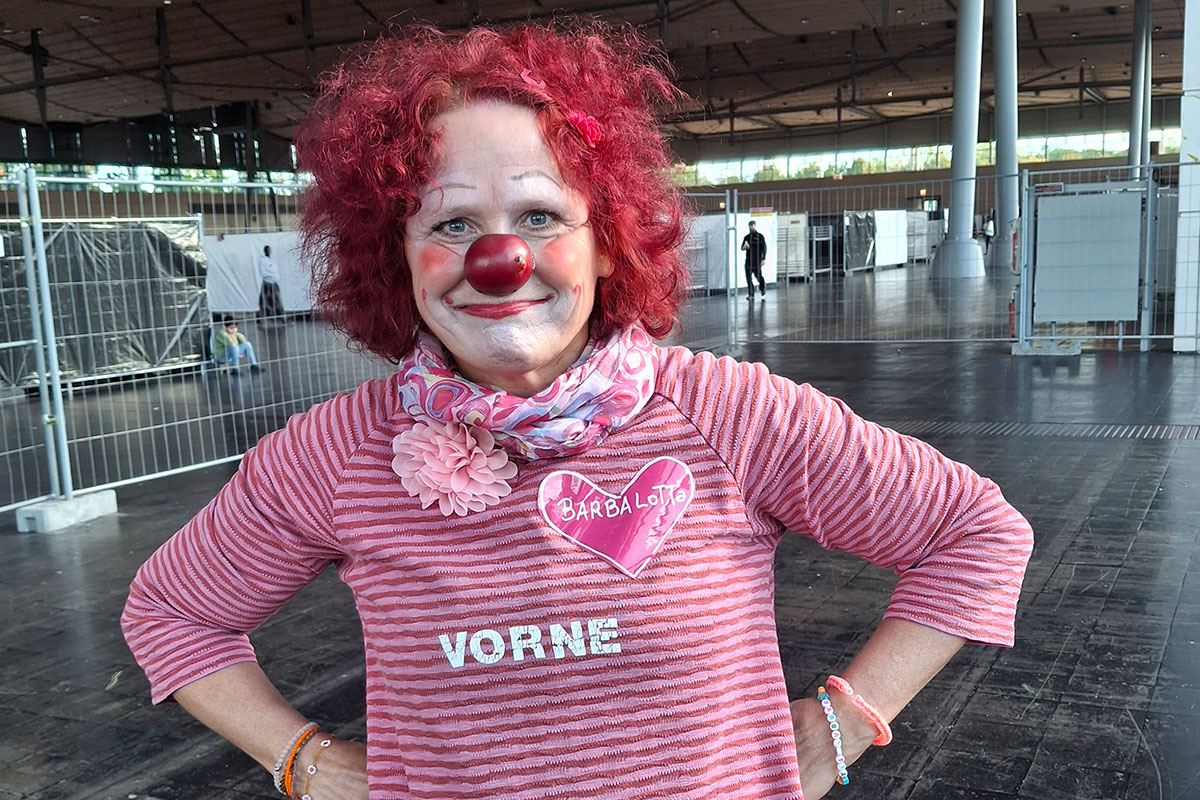 Clownerin Barbalotta zaubert Menschen in der ASB-Notunterkunft ein Lächeln ins Gesicht