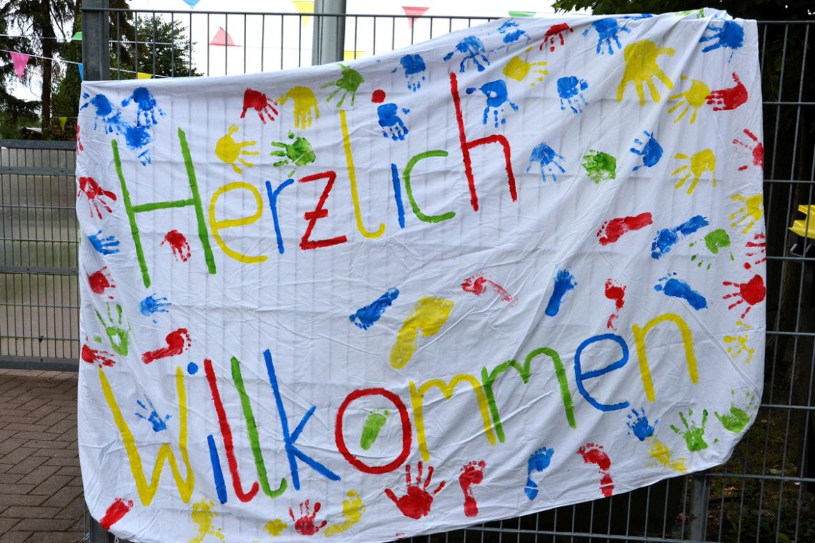Mit Hand und Fuß: Der bunte Willkommensgruß.