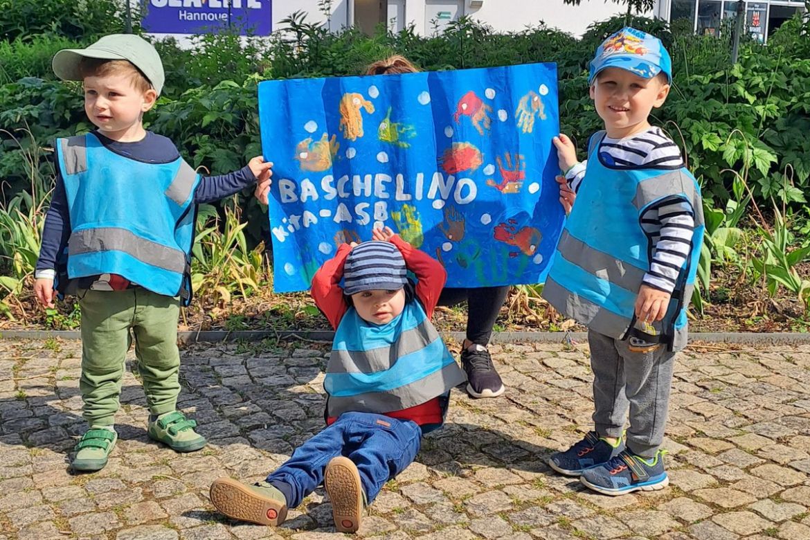 Das von den Kindern gestaltete Bild wurde am Besuchstag dem Sea-Life Aquarium geschenkt.