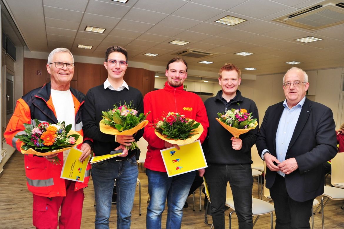 Friedrich Heumann (vo.li), Daniel Walther, Nico Schulte und Justin Waltersdorff werden von Friedbert Mordfeld für ihre Verdienste beim ASB geehrt.